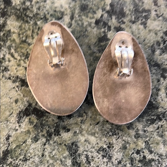 Vintage Mother of pearl clip on statement earring lightweight - Picture 2 of 3